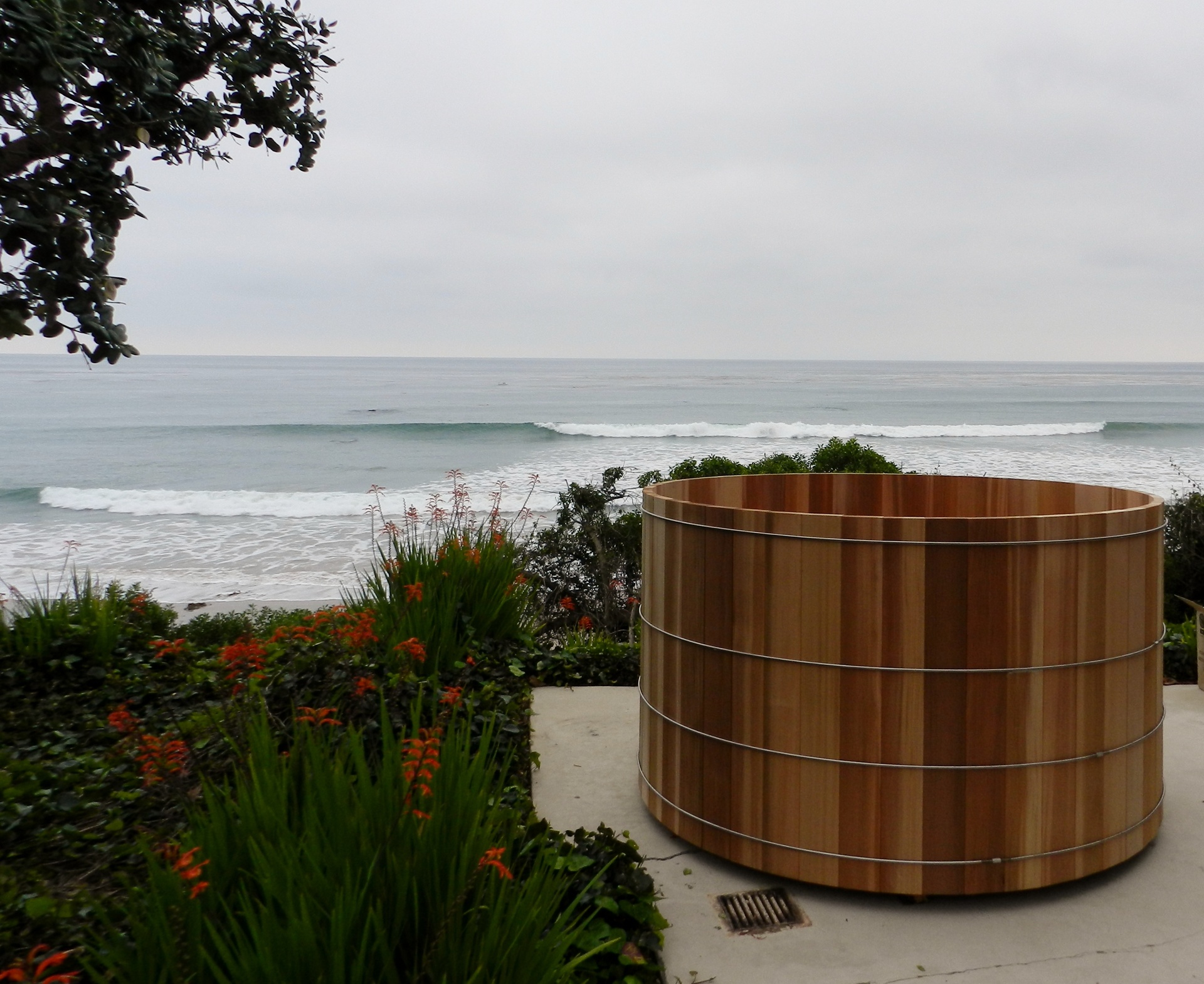 Malibu, CA - 7' diameter, 4' tall
